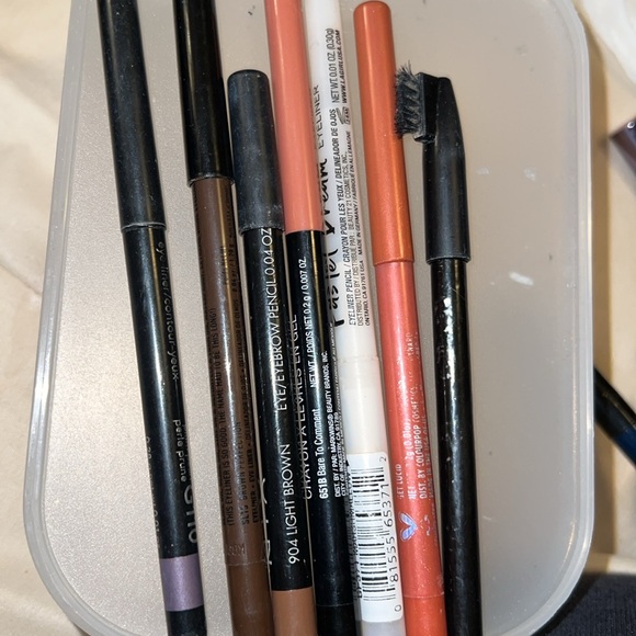 Shiny GEL LINET  , NYX, AVON,,AND MORE 
Total 7 new , or swapped FREAT PRUCE - Picture 2 of 7